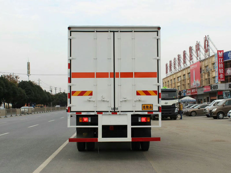 柳汽乘龍6.6米(額載10.6噸)氣體廂式車