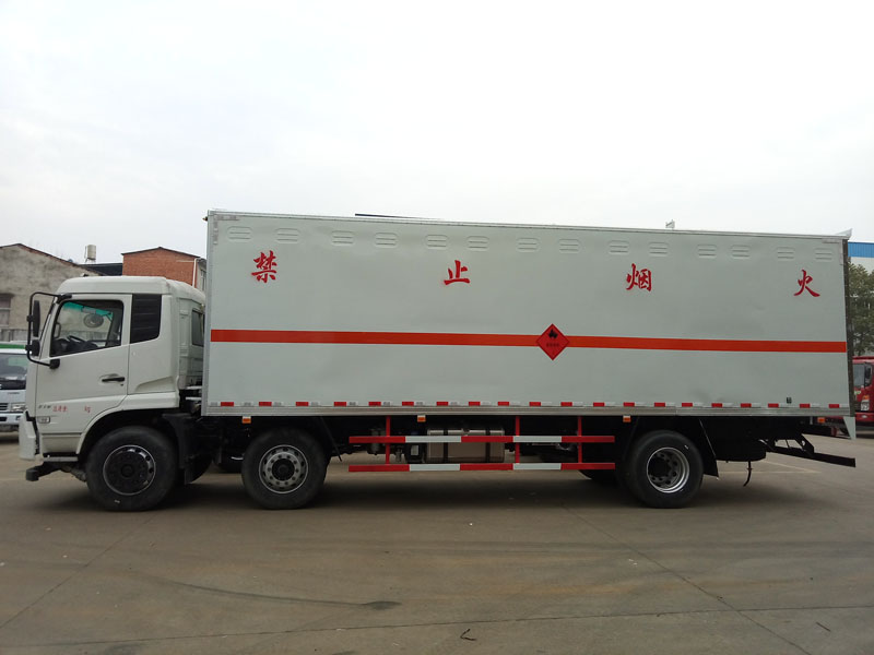 東風(fēng)天錦8.6米(14.8噸)液體廂式車