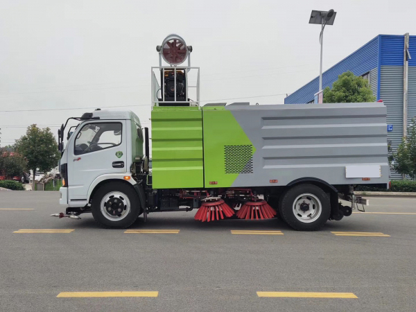 東風(fēng)多利卡7.5方掃路車(chē)帶噴霧降塵