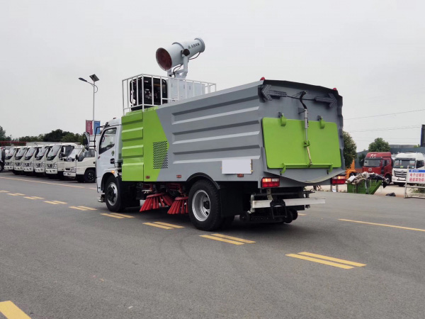 東風(fēng)多利卡7.5方掃路車(chē)帶噴霧降塵
