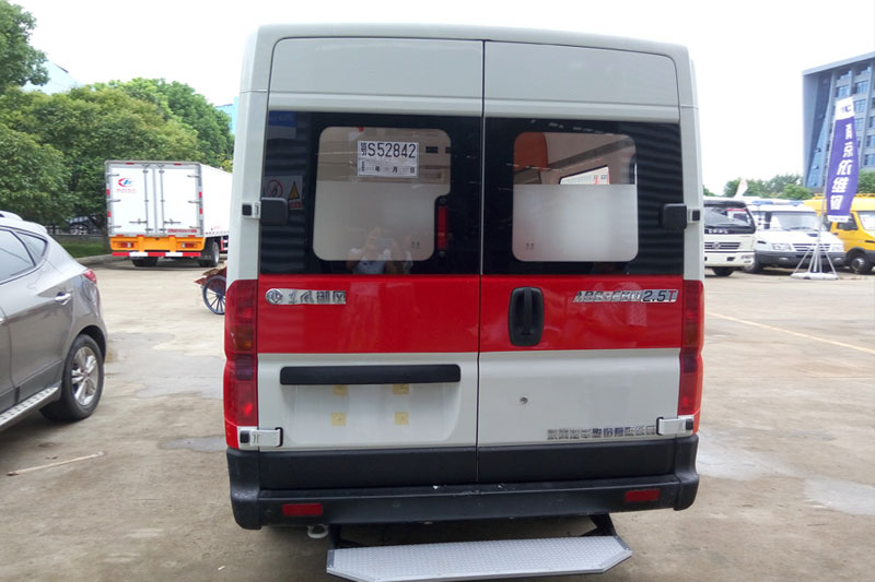 東風(fēng)御風(fēng)長(zhǎng)軸柴油救護(hù)車(chē)