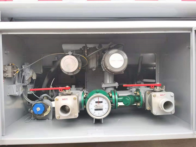 國(guó)六解放8噸油罐車