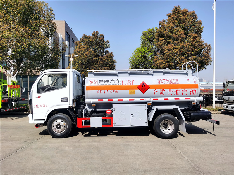 東風(fēng)多利卡5噸油罐車
